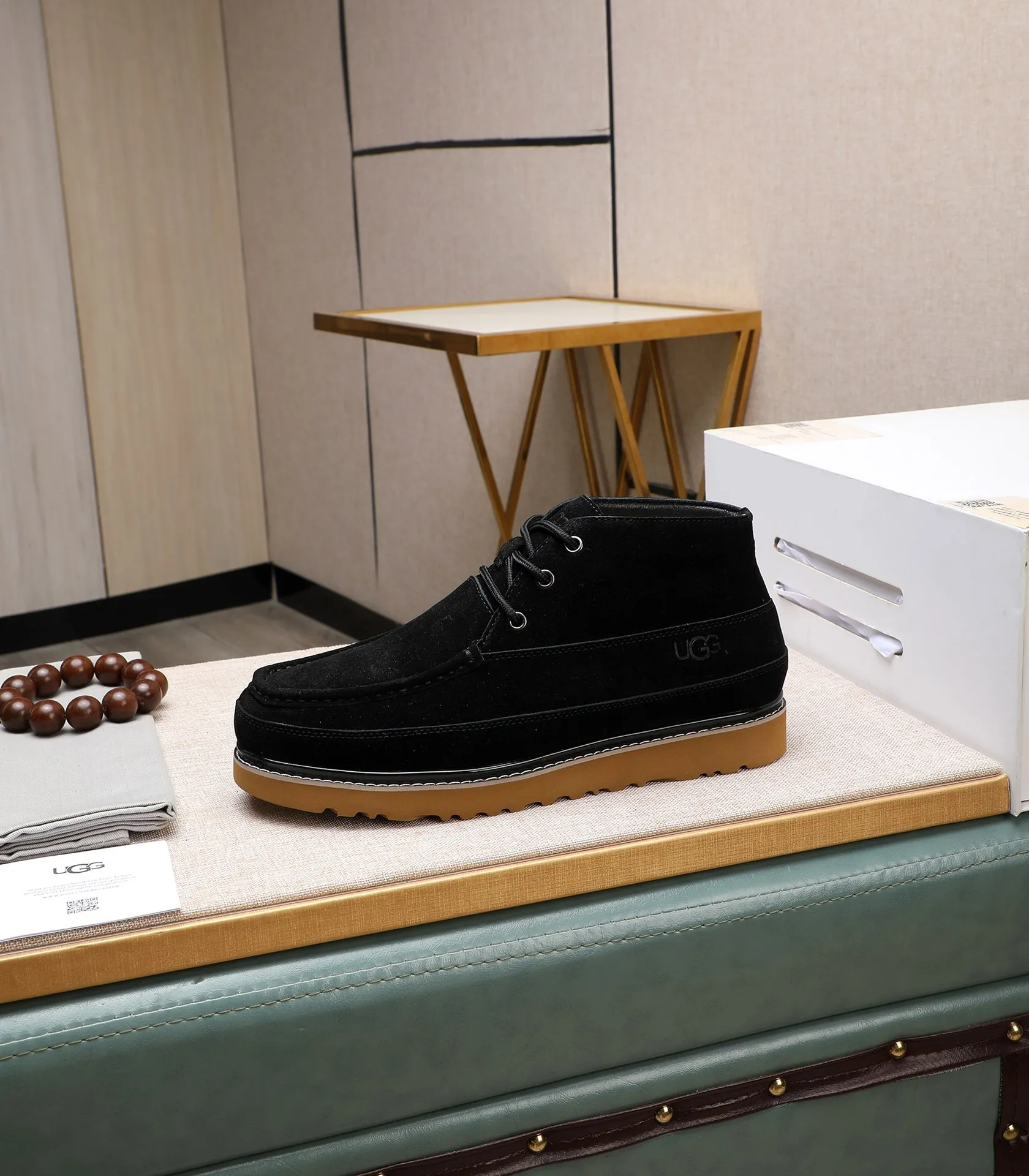 Men's shoes 💰600 (full genuine wool lining, 10% off for fake ones) Please note the quality of the original item and compare the thickness of the wool 🏮🏮 Popular UGG from Australia's warm luxury brand men's shoes, the official website is synchronized, Beckham men's style..., made of imported top-layer waxed cowhide, waxed toe cap, Australian real wool velvet lining Carefully sewn...Imported rubber Martin boots outsole (comfortable, soft, wear-resistant) The quality is really great...Exquisite workmanship, you can't put it down at first sight, size 38-44 (customized in 45)